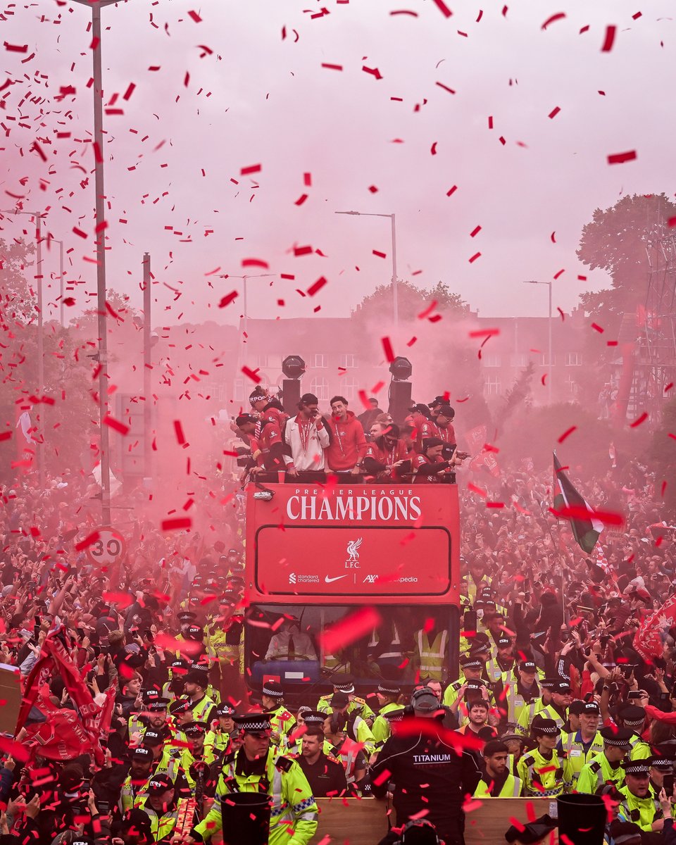 brfootball's tweet image. Liverpool infamously didn’t get a bus parade after winning the Premier League in 2020 due to the COVID-19 pandemic.

The city was more than ready to celebrate this year ❤️