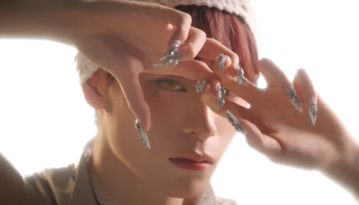 THE NAILS ?? IM SCREAMING