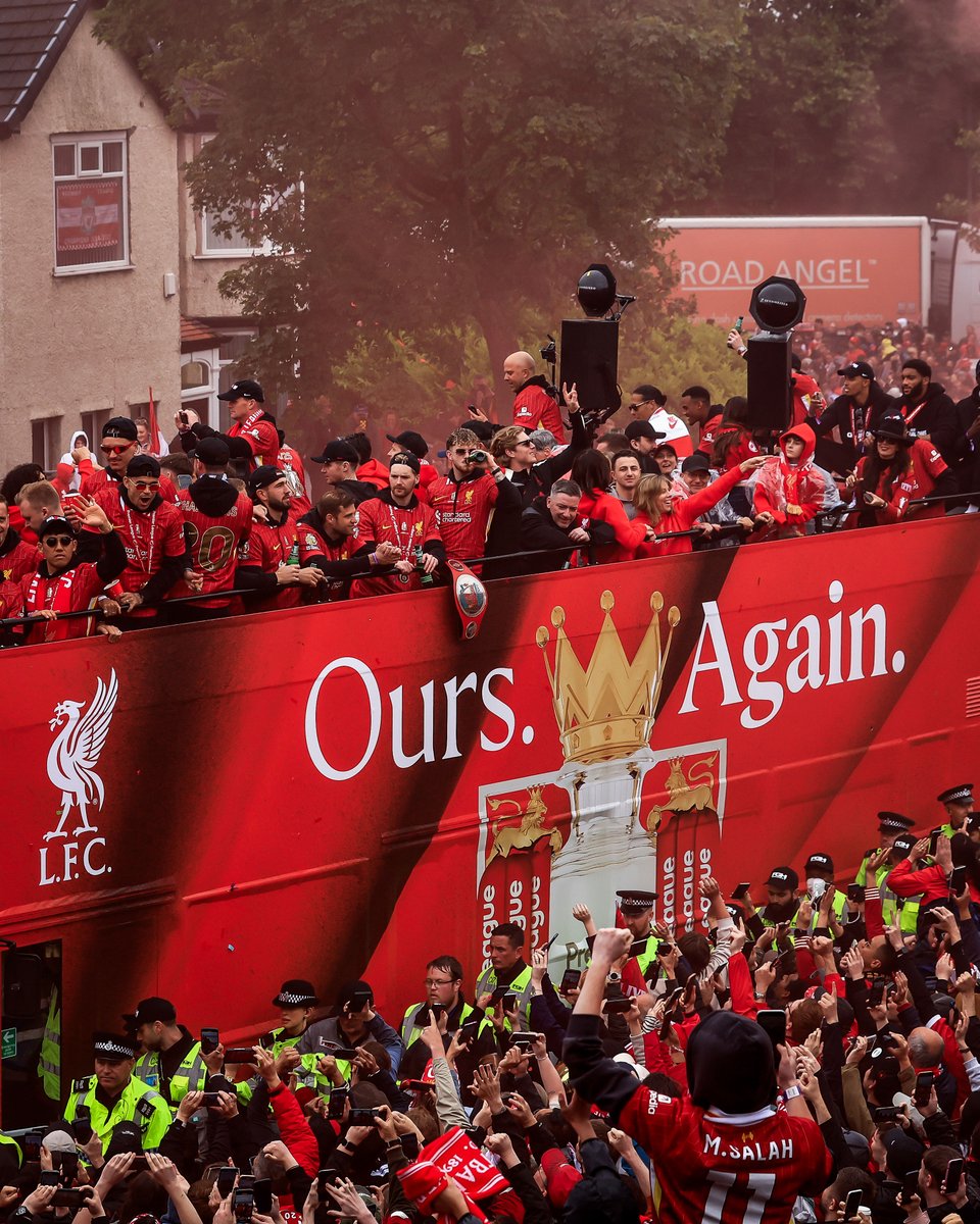 brfootball's tweet image. Liverpool infamously didn’t get a bus parade after winning the Premier League in 2020 due to the COVID-19 pandemic.

The city was more than ready to celebrate this year ❤️