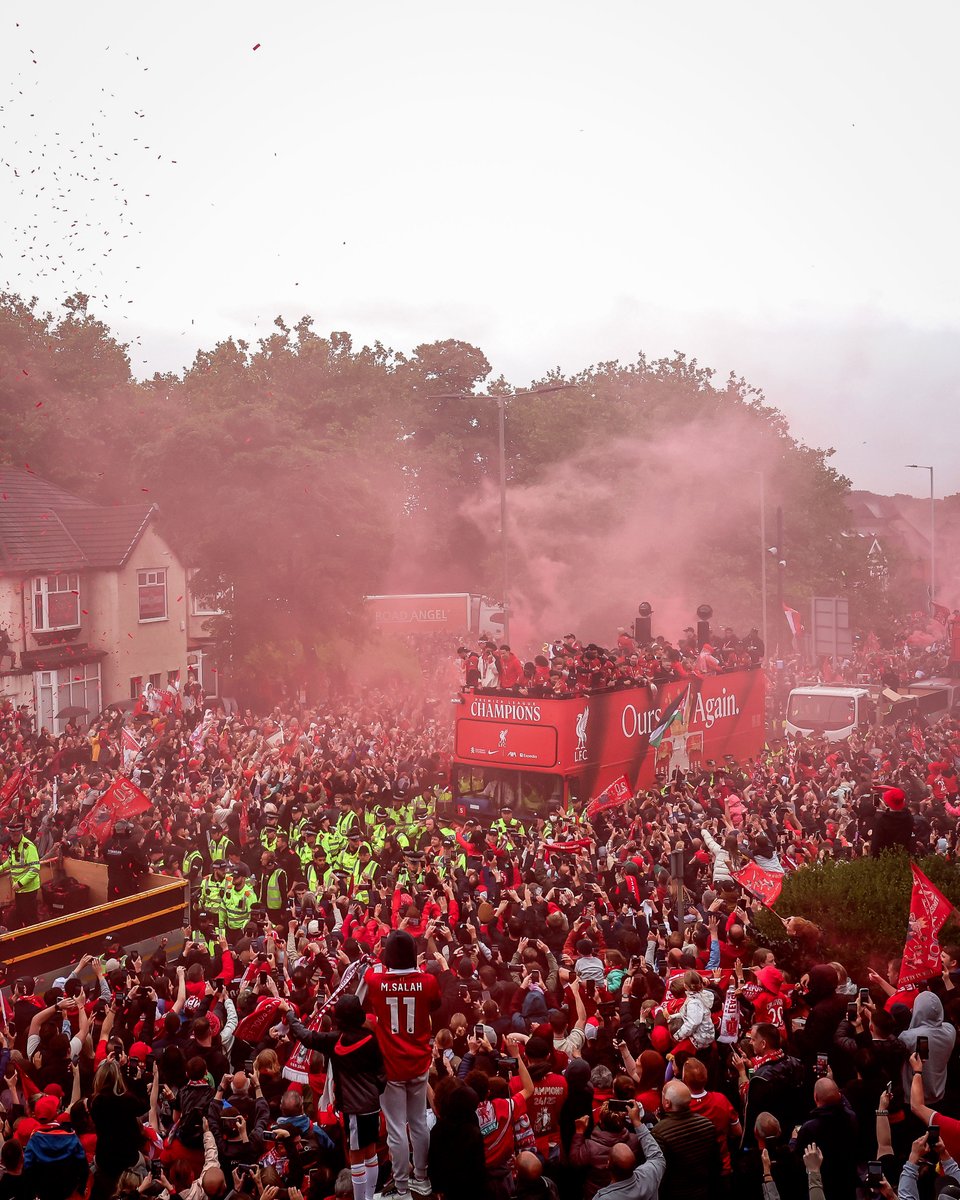 brfootball's tweet image. Liverpool infamously didn’t get a bus parade after winning the Premier League in 2020 due to the COVID-19 pandemic.

The city was more than ready to celebrate this year ❤️