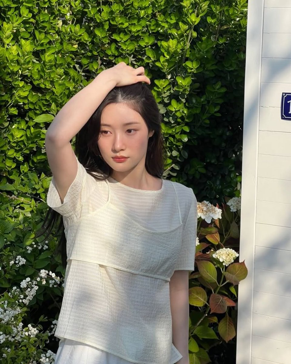 scarjulet's tweet photo. Basking in the warmth of the golden sun, with the soft breeze dancing through my hair and delicate white daisies blooming beside me. Days like these remind me how beautiful life can be. https://t.co/rQgr5sQW4t