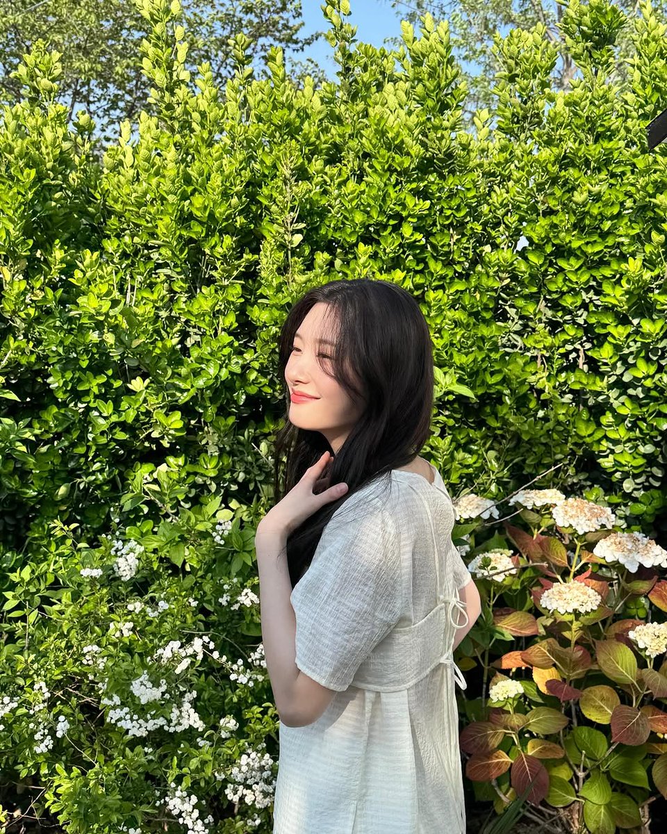 scarjulet's tweet photo. Basking in the warmth of the golden sun, with the soft breeze dancing through my hair and delicate white daisies blooming beside me. Days like these remind me how beautiful life can be. https://t.co/rQgr5sQW4t