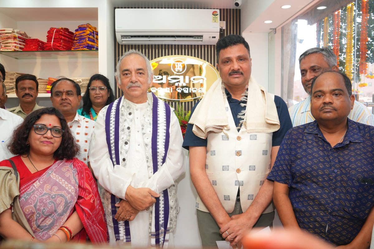 HTH_Odisha's tweet photo. Serifed opened its 1st outlet on Ahimsa Cruelty Free Silk #AMLAN KARUNA BASTRALAYA inside SJTA Complex at Puri recently on the auspicious occasion of #SabitriBrata . Commissioner Cum Secretary to Govt., Handlooms, Textiles & Handicrafts Department along with Dr. Arabinda Kumar Padhi, Chief Administrator, #SJTA, Puri were present during the opening. Revered Gajapati Maharaj of Puri, became the first visitor to witness this occasion.
This showroom will cater to the varying needs of Lord Trinity, like; Geeta Govinda Khandua, Makuta Joda, Neela Chakra Bana, Bedsheet for Ratna Palanka, Sarees for Goddess, Jodo, Gamcha, Uttariyas (Anga bastra) etc.
The brand #Karuna Silk (Silk extracted with compassion) has carved a niche in the world of silk and now made inroads to Puri which will also address the needs of divine customers of Puri by making Karuna Jackets available for men and women.
#KarunaSilk #Amlan #LordJagannath #SabitriBrata #GajapatiMaharaj
@CMO_Odisha @TexMinIndia @dchandlooms01
@handicraftsdc @NHDC_Textiles @txcindia
@csbmot @SecyChief @DC_Odisha @UtkalikaOdisha @Boyanikaonline @Sidac_Odisha @kalabhoomibbsr
@HEPC_India @IPR_Odisha @GuhaIas @pradeepbsbjp
@arvindpadhee