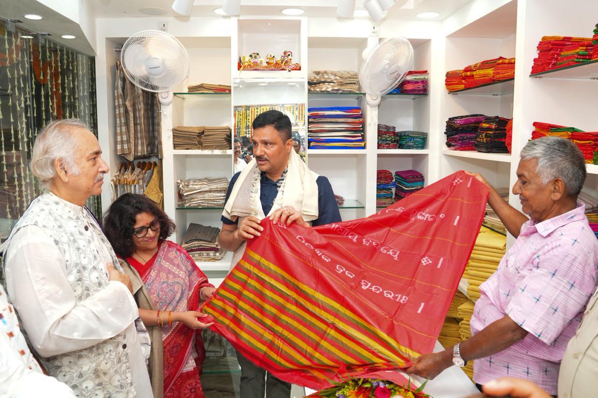 HTH_Odisha's tweet photo. Serifed opened its 1st outlet on Ahimsa Cruelty Free Silk #AMLAN KARUNA BASTRALAYA inside SJTA Complex at Puri recently on the auspicious occasion of #SabitriBrata . Commissioner Cum Secretary to Govt., Handlooms, Textiles & Handicrafts Department along with Dr. Arabinda Kumar Padhi, Chief Administrator, #SJTA, Puri were present during the opening. Revered Gajapati Maharaj of Puri, became the first visitor to witness this occasion.
This showroom will cater to the varying needs of Lord Trinity, like; Geeta Govinda Khandua, Makuta Joda, Neela Chakra Bana, Bedsheet for Ratna Palanka, Sarees for Goddess, Jodo, Gamcha, Uttariyas (Anga bastra) etc.
The brand #Karuna Silk (Silk extracted with compassion) has carved a niche in the world of silk and now made inroads to Puri which will also address the needs of divine customers of Puri by making Karuna Jackets available for men and women.
#KarunaSilk #Amlan #LordJagannath #SabitriBrata #GajapatiMaharaj
@CMO_Odisha @TexMinIndia @dchandlooms01
@handicraftsdc @NHDC_Textiles @txcindia
@csbmot @SecyChief @DC_Odisha @UtkalikaOdisha @Boyanikaonline @Sidac_Odisha @kalabhoomibbsr
@HEPC_India @IPR_Odisha @GuhaIas @pradeepbsbjp
@arvindpadhee