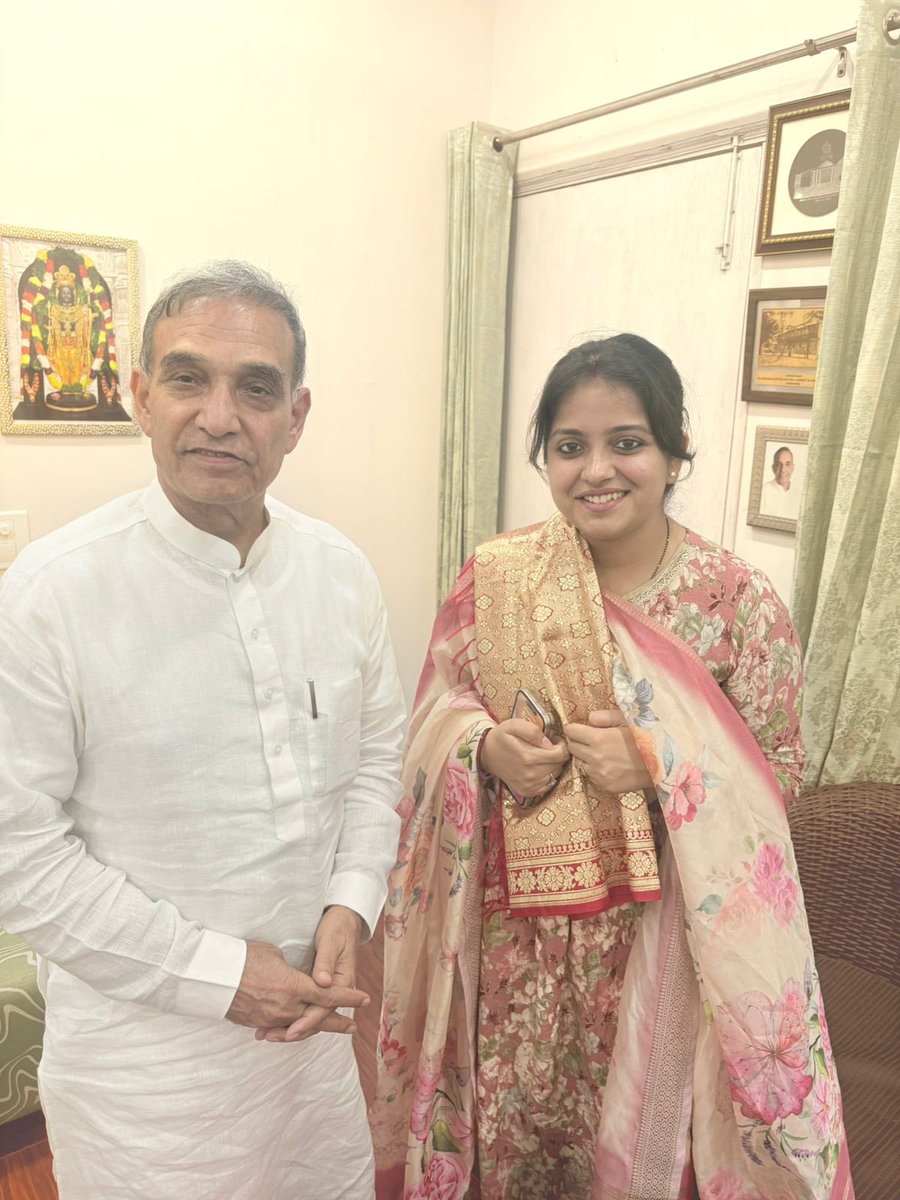 Akarshika Sharma (@sharmaakarshika) on Twitter photo आज नई दिल्ली में पूर्व केंद्रीय मंत्री एवं मुंबई के पूर्व पुलिस आयुक्त, आदरणीय डॉ. सत्यपाल सिंह जी से उनके आवास पर मुलाकात की और आशीर्वाद लिया।
<a href="/dr_satyapal/">Dr. Satya Pal Singh</a> ji आज नई दिल्ली में पूर्व केंद्रीय मंत्री एवं मुंबई के पूर्व पुलिस आयुक्त, आदरणीय डॉ. सत्यपाल सिंह जी से उनके आवास पर मुलाकात की और आशीर्वाद लिया।
<a href="/dr_satyapal/">Dr. Satya Pal Singh</a> ji