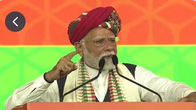 CharchaExpress's tweet photo. 🇮🇳 “Roti khao, warna meri goli hai!” — PM Modi sends a fiery warning to Pakistan from Bhuj, making it crystal clear: India wants peace but won’t hesitate to strike back against terror.
#ModiInBhuj #OperationSindoor #IndiaFirst #PMModi #TerrorismFreeIndia #Pakistan #IndianArmy #BreakingNews #ViralNews #DeshKeLiye