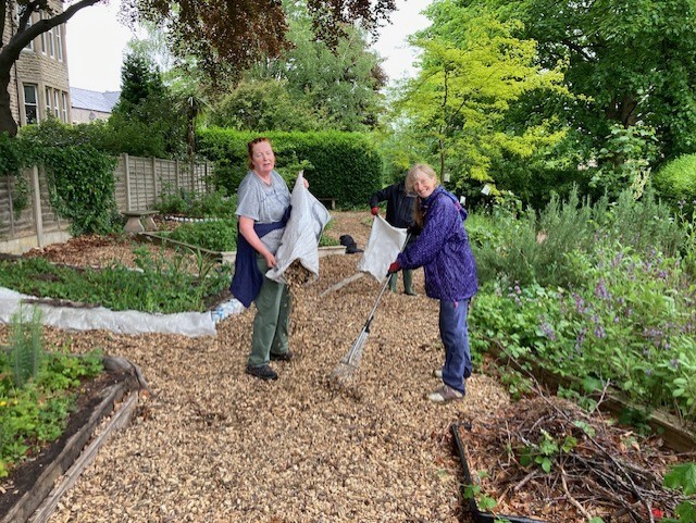 SSMJClitheroe (@ssmjclitheroe) on Twitter photo Thank you to our amazing Laudato Si' Parish group who have given up a Bank Holiday Monday to help transport and spread several tonnes of woodchips all over our school gardens. The gardens look amazing. Thank you. #LaudatoSi <a href="/CaritasSalford/">Caritas Salford</a> <a href="/SalfordDiocese/">Diocese of Salford</a> Thank you to our amazing Laudato Si' Parish group who have given up a Bank Holiday Monday to help transport and spread several tonnes of woodchips all over our school gardens. The gardens look amazing. Thank you. #LaudatoSi <a href="/CaritasSalford/">Caritas Salford</a> <a href="/SalfordDiocese/">Diocese of Salford</a>