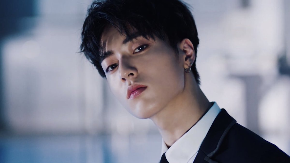Menurut gua cuma treasure grup yang japan line nya gantengnya tuh yang ganteng banget ngerti gasi maksud gua? 😭 kek si YG nemu dimana yaa kok bisa nemuin yang gantengnya sedahsyat iniii njirrrr