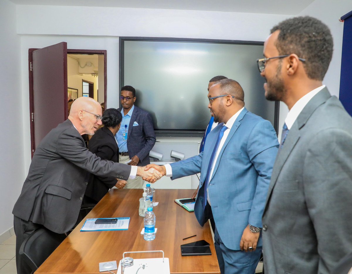 YassSomali's tweet image. 📍President of SSC-Khaatumo, H.E. Abdulkadir Ahmed Ali, met with UN SRSG for Somalia, H.E. James Swan, to discuss rebuilding state institutions, commitment to peace &amp;amp; stability, and the UN’s continued humanitarian &amp;amp; development support for Somalia. 🇸🇴🤝🇺🇳 #Somalia #UNSupport…