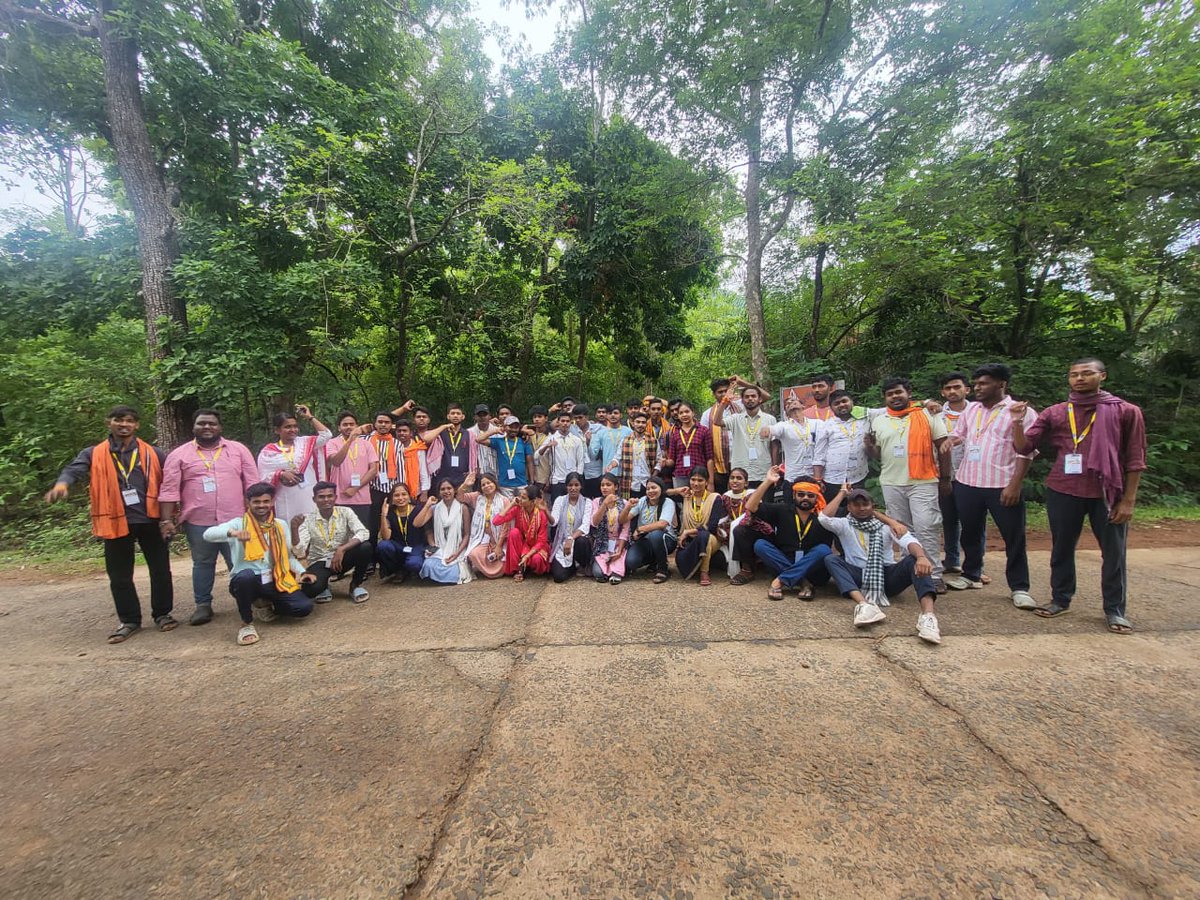 abvpodisha's tweet photo. .@SFDIndiaOrg, ଓଡ଼ିଶା (ପୂର୍ବ) ତରଫରୁ ମୟୂର���ଞ୍ଜ ଜିଲ୍ଳା ଯଶିପୁରର ଠାକୁରଗୋଡା ଗ୍ରାମରେ ଆୟୋଜିତ #GramyaJibanDarshan କାର୍ଯ୍ୟକ୍ରମରେ ବିଦ୍ୟାର୍ଥୀମାନେ ଗ୍ରାମାଞ୍ଚଳ ଭ୍ରମଣ କରି ଲୋକମାନଙ୍କ ସହ ସେମାନଙ୍କ ଚଳଣୀ, ଜୀବନଯାପନ ଶୈଳୀ ଅନୁଧ୍ୟାନ କରିବା ସହ ଗ୍ରାମ୍ୟ ଜୀବନର ଅନୁଭୂତି ସାଉଁଟିଛନ୍ତି।
#SFDOdisha #ABVPOdisha https://t.co/fVOb4HkDaL