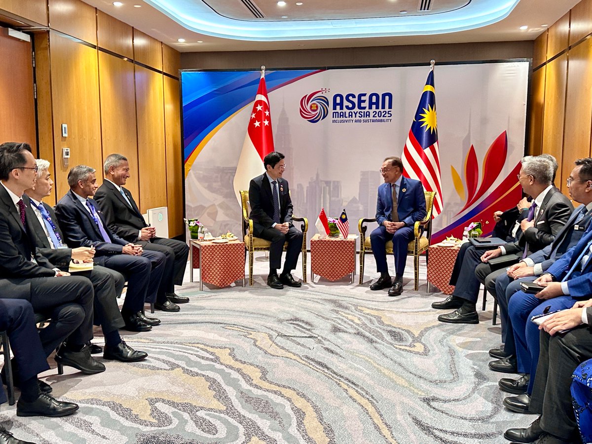 Vivian Balakrishnan (@vivianbala) on Twitter photo Prime Minister <a href="/LawrenceWongST/">Lawrence Wong</a> congratulated Prime Minister <a href="/anwaribrahim/">Anwar Ibrahim</a> on a successful ASEAN Summit, and reaffirmed Singapore’s strong support for Malaysia’s Chairmanship. Prime Minister <a href="/LawrenceWongST/">Lawrence Wong</a> congratulated Prime Minister <a href="/anwaribrahim/">Anwar Ibrahim</a> on a successful ASEAN Summit, and reaffirmed Singapore’s strong support for Malaysia’s Chairmanship.