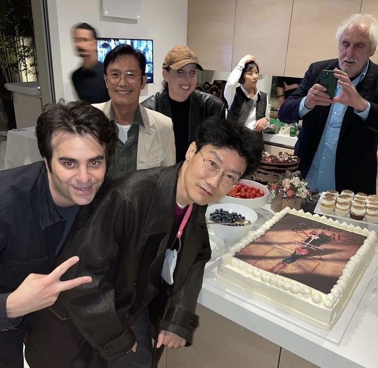 skryholic's tweet photo. i have so many questions about this photo https://t.co/xOCLvG1OZm