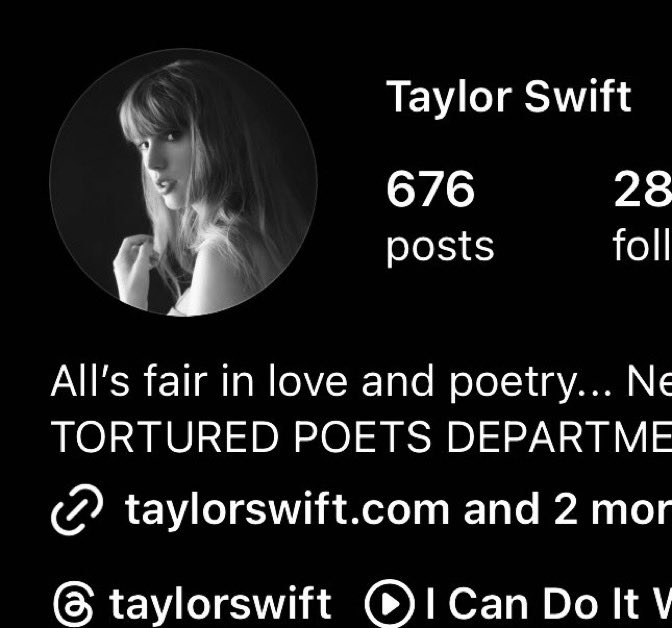🚨Taylor Swift has changed her profile picture to black and white, side by side for comparison
