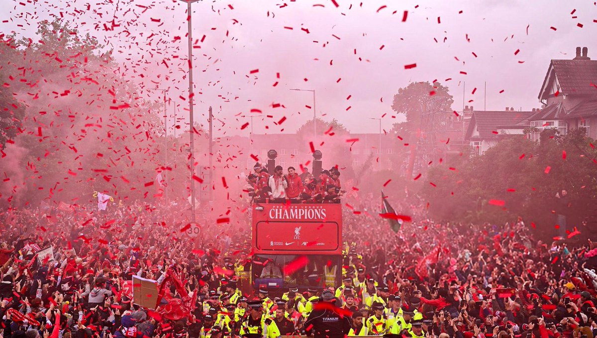 LFC4Ar's tweet photo. 💡ممكن تشتري لاعبين، ممكن تشتري مدربين، ممكن تشتري حكام، ممكن تشتري فاسدين بس ما تقدر تشتري جماهير ولا عراقة ولا إرث ولا تاريخ لماذا ؟ 

لأنها وببساطة   " هي أشياءٌ لا تُشترى " https://t.co/CXoichB9EC