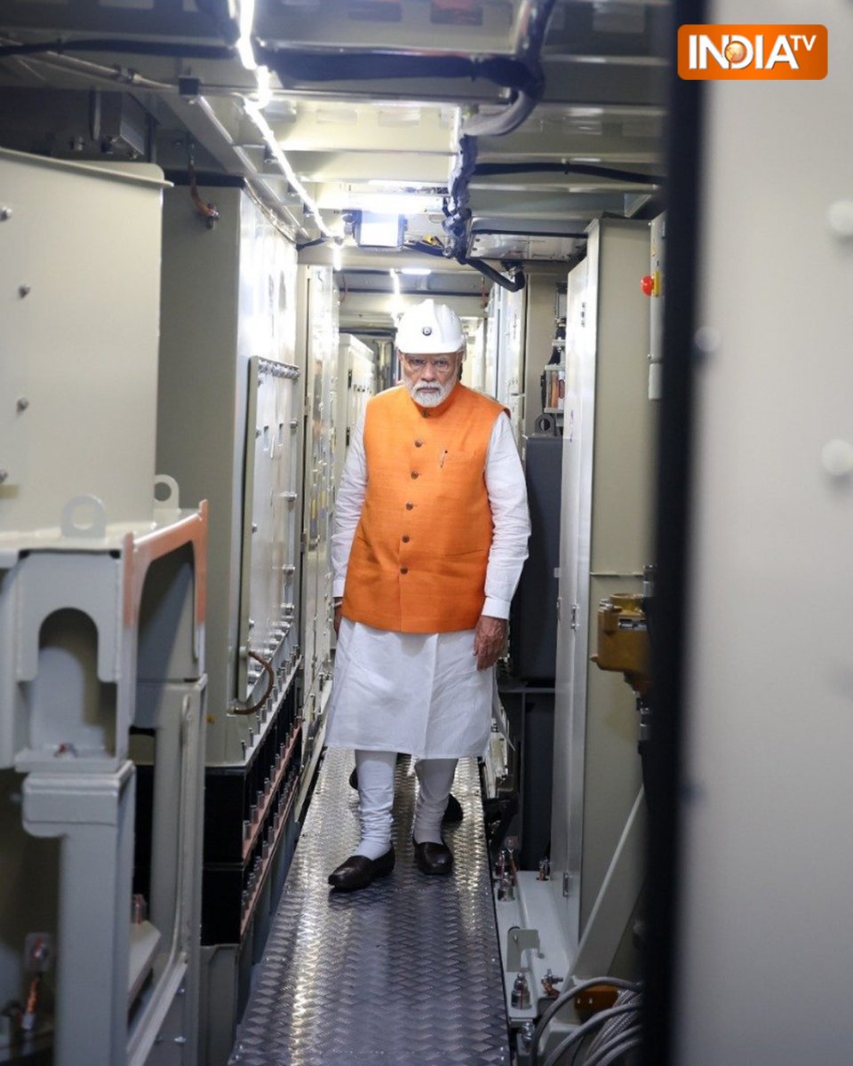 indiatvnews's tweet image. प्रधानमंत्री नरेंद्र मोदी इन दिनों दो दिवसीय गुजरात दौरे पर हैं. सोमवार को उन्होंने वडोदरा में रोड शो के बाद दाहोद में एक लोकोमोटिव मैन्युफैक्चरिंग प्लांट का उद्घाटन किया. पीएम मोदी ने इस प्लांट का निरीक्षण भी किया, इस दौरान वो ट्रेन के इंजन में भी बैठे.

#PMModi #TrainEngine