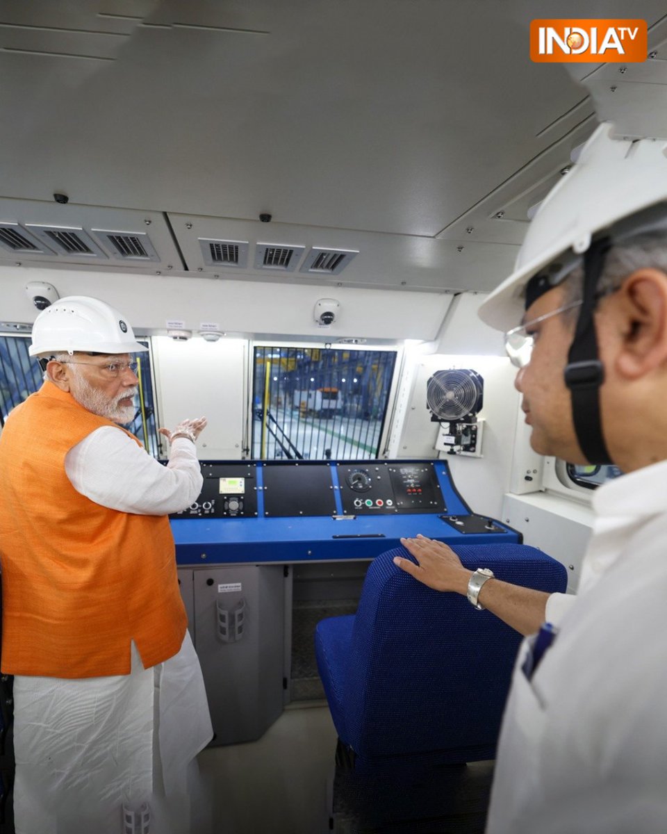 indiatvnews's tweet image. प्रधानमंत्री नरेंद्र मोदी इन दिनों दो दिवसीय गुजरात दौरे पर हैं. सोमवार को उन्होंने वडोदरा में रोड शो के बाद दाहोद में एक लोकोमोटिव मैन्युफैक्चरिंग प्लांट का उद्घाटन किया. पीएम मोदी ने इस प्लांट का निरीक्षण भी किया, इस दौरान वो ट्रेन के इंजन में भी बैठे.

#PMModi #TrainEngine