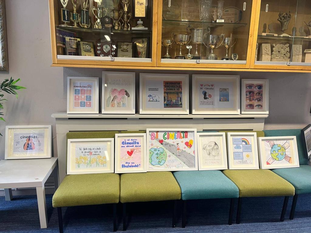 Cinneadh deacair le déanamh anocht. Seo sampla den obair atá déanta agaibh. Fógrófar na buaiteoirí amárach!