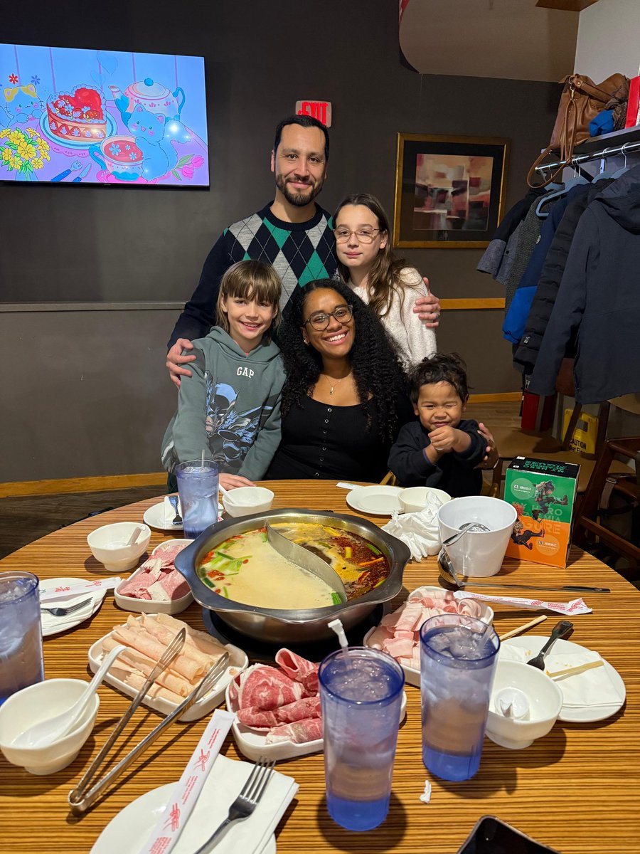 Hi #BIBPSRollCall! I’m the Founding President of #BlackInBiophysics. As a neuroscientist/biophysicist, I study the roles of voltage-gated ion channels in the mammalian retinal circuit using transgenic mice, electrophysiology and high-res imaging 👁️ I love family time and anime 🫶🏾