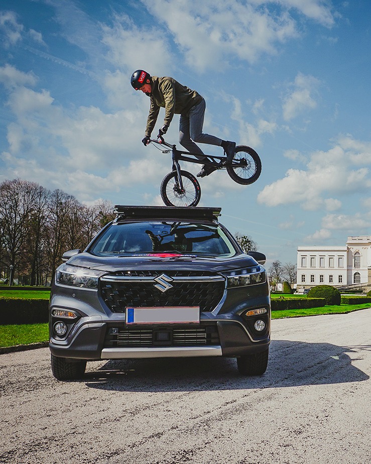 🤩 Máximo equilibrio sobre ruedas... ¡Y un freestyler en el techo! 🤸‍♂️

El S-Cross es puro equilibrio en dinámica, confort, eficiencia y capacidad. ⚖️ 

🔹 Entra en equilibrio: auto.suzuki.es/promociones/hi…

#etiquetaECO #SuzukiSCross #suzukihibrido #suzuki4x4