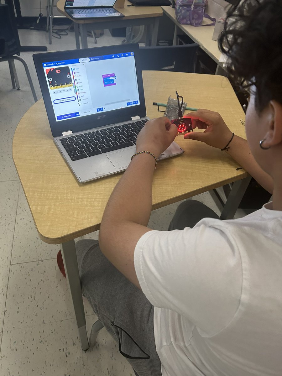 ms_lafleche's tweet photo. We had a great time coding microbits today. @JohnPaulIIOCSB https://t.co/b3C6JQradi