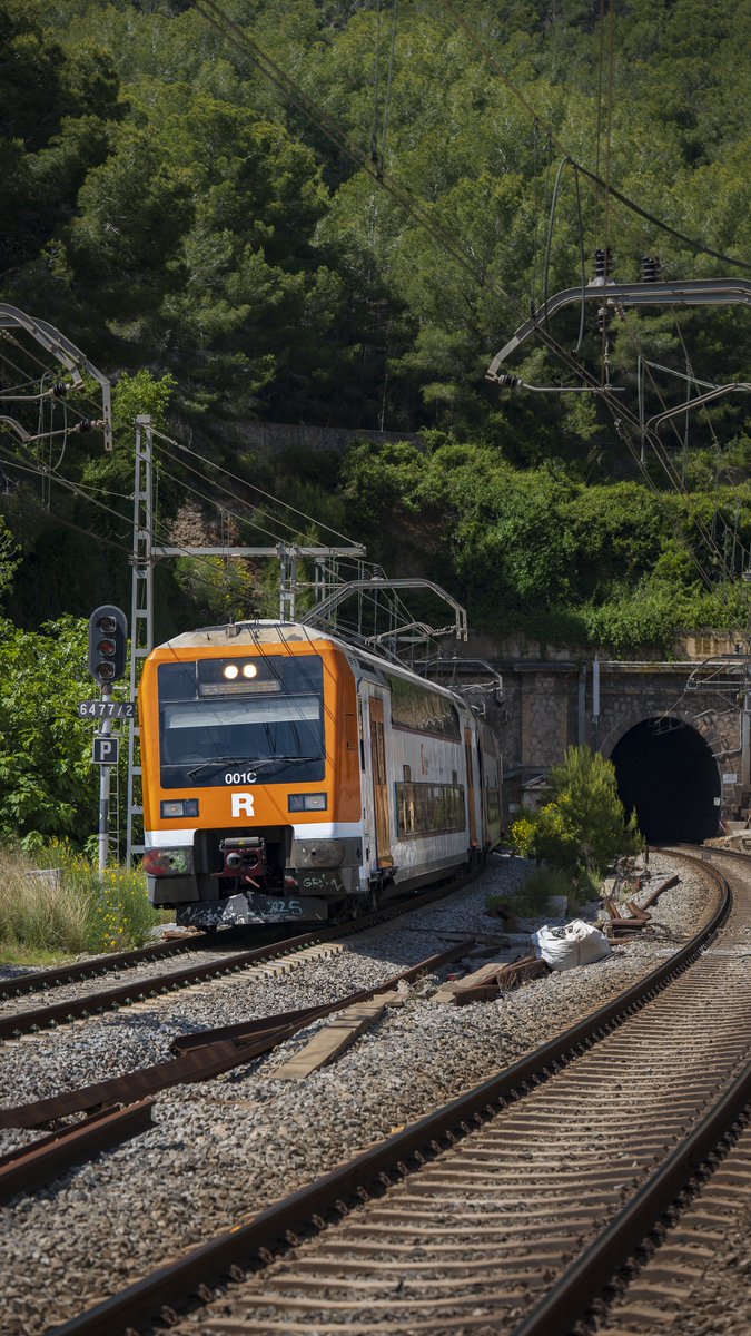 La 451.011 de Rodalies de Catalunya cruzando el massís del Garraf. (24 de mayo de 2025)