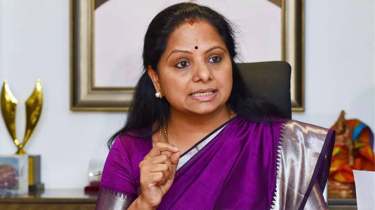 కేటీఆర్‌కు ఏసీబీ నోటీసులపై ఎమ్మెల్సీ కవిత సీరియస్‌
తమ వైఫల్యాలు కప్పిపుచ్చుకోవడానికి..
రేవంత్‌ సర్కార్‌ కుట్రపూరితంగా వ్యవహరిస్తోంది-కవిత
రేవంత్‌ కుటిల రాజకీయ క్రీడలో భాగమే నోటీసులు ఎవరెన్ని ఇబ్బందులు పెట్టినా..
తట్టుకుని నిలబడ్డ చరిత్ర కేసీఆర్‌ సైనికులది-కవిత