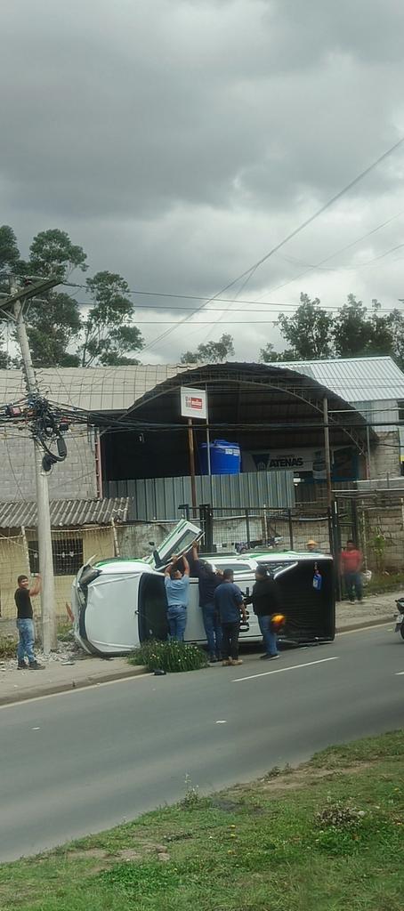 #Urgente Accidente de tránsito, Av de las Américas entrada a Quinta Chica <a href="/elmercurioec/">Diario El Mercurio</a> <a href="/tomebamba/">La Voz del Tomebamba</a>