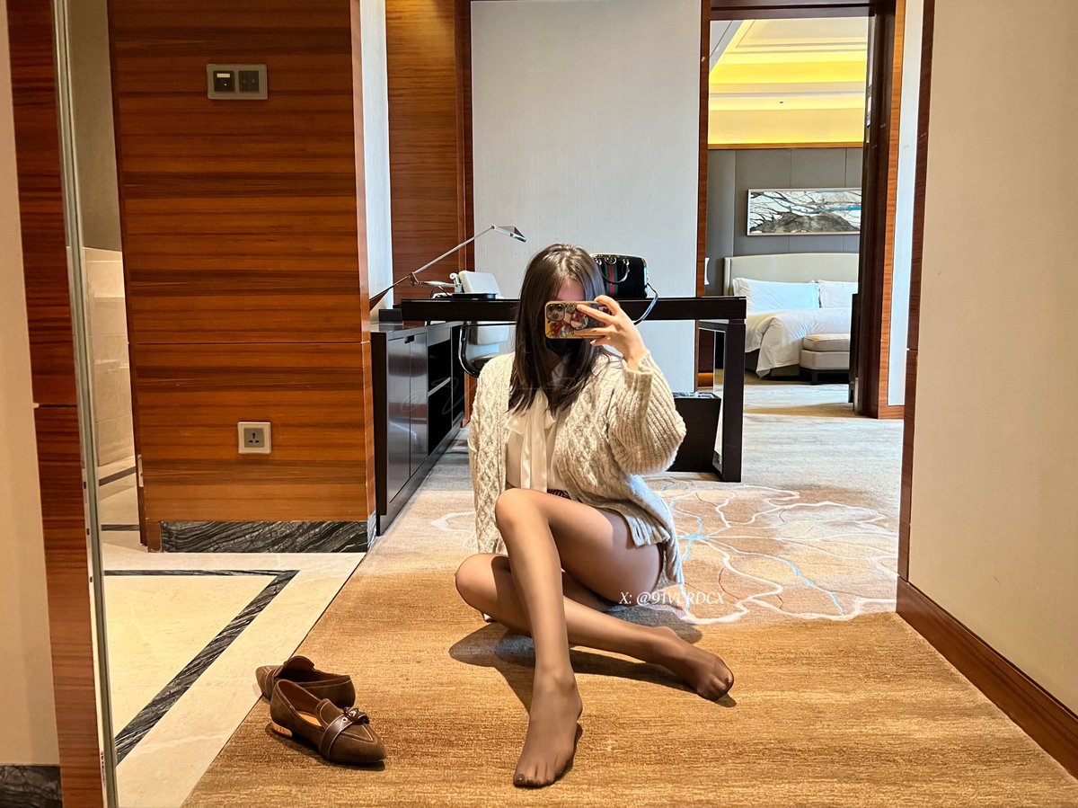 D 先 生 和 C 小 姐 🔗 姐 姐 的 更 多 完 整 视 频 请 登 陆 糖 心 Vlog.👉 https... 