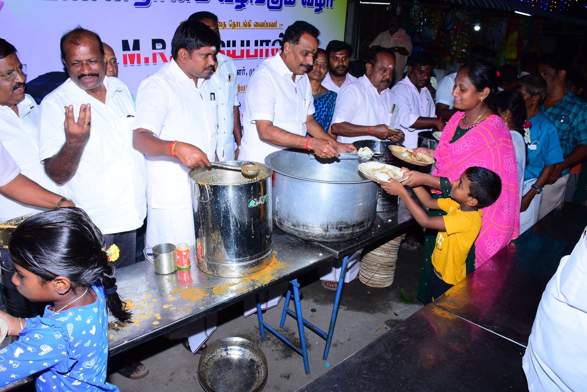 நம் கரூர் மாவட்டத்தின் சிறப்பு வாய்ந்த விழாக்களில் ஒன்றான கரூர் அருள்மிகு ஶ்ரீ மாரியம்மன் திருவிழாவினை முன்னிட்டு,மாநகர் மத்திய வடக்கு பகுதி கழகத்தின் சார்பில் ஏற்பாடு செய்யப்பட்டிருந்த அன்னதான நிகழ்வில் இரண்டாம் நாளாக கலந்து கொண்டு பொதுமக்களுக்கு அன்னதானம் வழங்கிய போது..
#AIADMK