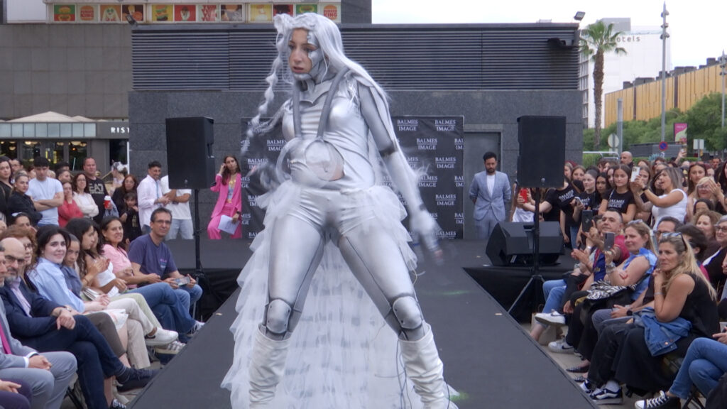 Talento y creatividad sobre la pasarela de BALMES IMAGE en GRAN VIA 2🌟

🎭El desfile llenó de talento la terraza de restauración del centro, dinamizando este espacio con una cita que visibiliza el trabajo de futuros profesionales del mundo de la imagen y la moda

#GranVia2 #Moda