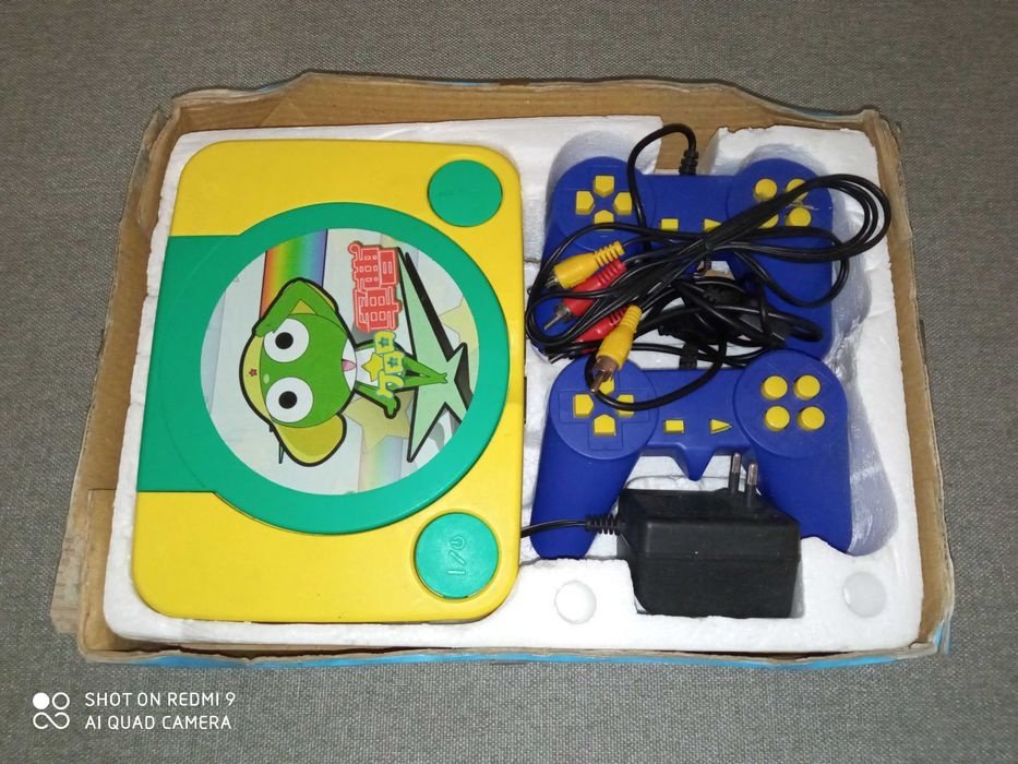 Today's random choice from Unauthorizon!

Brand: BAO BAO LONG, BBL  
Name: ケロロ軍曹 
Model: BBL-T01II
Region: China

#Famicom/#NES based console, released by 深圳市宝宝龙科技有限公司.

unauthorizon.org/record/recLi3H…

#famiclone #bootlegconsole #retrogame