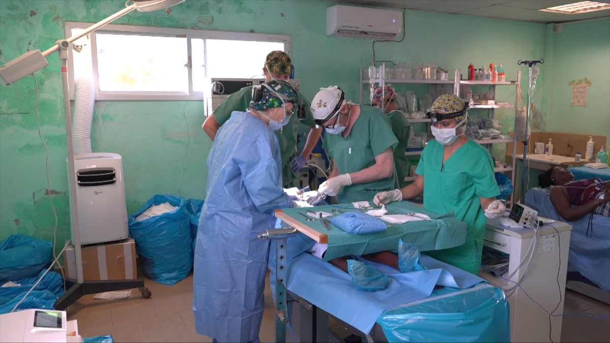 Bones notícies!!!

👏 El programa #ADinsIB3 dedicat a la feina de la Fundació Som a Gàmbia va ser un dels espais més vists ahir a les Balears.

📺 30.000 persones connectaren en algun moment amb el programa, que segueix una expedició quirúrgica al país africà durant una setmana i