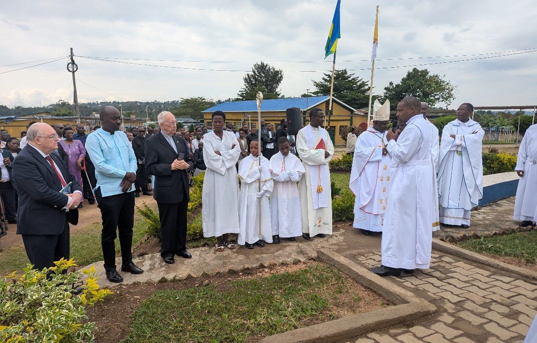 Nyanza District (@nyanzadistrict) on Twitter photo Muri <a href="/hvpgatagara/">HVPGatagara</a> hibutswe Padiri Fraipont wayishinze, hashize imyaka 43 itabarutse.
Hari Nyiricyubahiro Mgr Balthazar Ntivuguruzwa n'Umuyobozi w'Akarere w'Agateganyo <a href="/P_Kajyambere/">Kajyambere Patrick</a> . Hamuritswe kandi igitabo "Martyr de l'Amour" nâishusho ye ari kumwe nâabana bafite ubumuga Muri <a href="/hvpgatagara/">HVPGatagara</a> hibutswe Padiri Fraipont wayishinze, hashize imyaka 43 itabarutse.
Hari Nyiricyubahiro Mgr Balthazar Ntivuguruzwa n'Umuyobozi w'Akarere w'Agateganyo <a href="/P_Kajyambere/">Kajyambere Patrick</a> . Hamuritswe kandi igitabo "Martyr de l'Amour" nâishusho ye ari kumwe nâabana bafite ubumuga