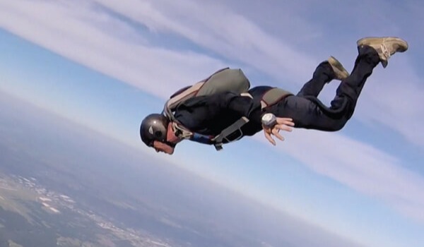 BrainandLifeMag's tweet image. For Kevin Payne, #skydiving is more than just thrill-seeking. It also helps him deal with #MultipleSclerosis: hubs.la/Q03nZZyy0