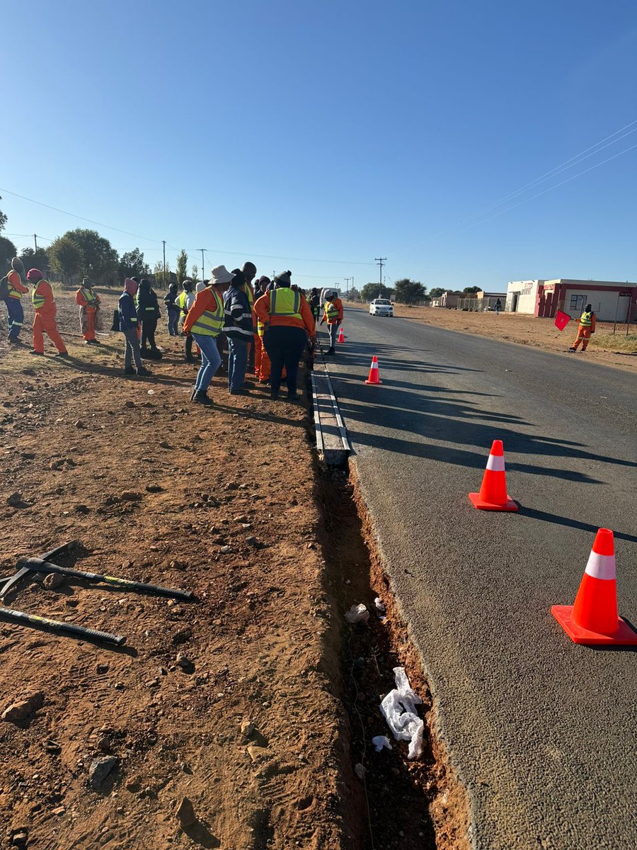 NC_drpw's tweet photo. 🚧 JOHN TAOLO GAETSEWE DISTRICT: DRPW is constructing concrete edge beams along MR 947 (Magojaneng–Seoding &amp; Gamohana–Mothibistad) to protect road edges and improve safety.
#RoadMaintenance #TrendsettersInInfrastructureDelivery https://t.co/685vzBeIHE
