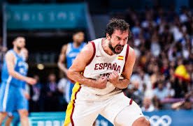 PabloLolaso's tweet photo. Llull era el último hilo que mantenía viva la llama de la generación más gloriosa que ha dado nuestro baloncesto. 

Una pequeña parte de mí se va con él en esta retirada de la selección. 

Un mundial, tres eurobasket, dos medallas olímpicas y la sensación de que estando él todo lo imposible era posible.

La cabra. Ya nadie balará vestido de rojo. 

Te quiero, Sergio.
