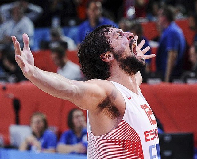 PabloLolaso's tweet photo. Llull era el último hilo que mantenía viva la llama de la generación más gloriosa que ha dado nuestro baloncesto. 

Una pequeña parte de mí se va con él en esta retirada de la selección. 

Un mundial, tres eurobasket, dos medallas olímpicas y la sensación de que estando él todo lo imposible era posible.

La cabra. Ya nadie balará vestido de rojo. 

Te quiero, Sergio.