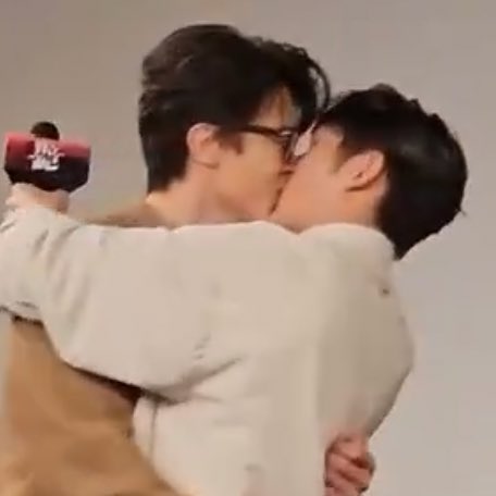 hubboyslove's tweet image. Mike Lin e Matthew Han, do BL Taiwanês #FightForYou, se beijaram em um fanmeeting.