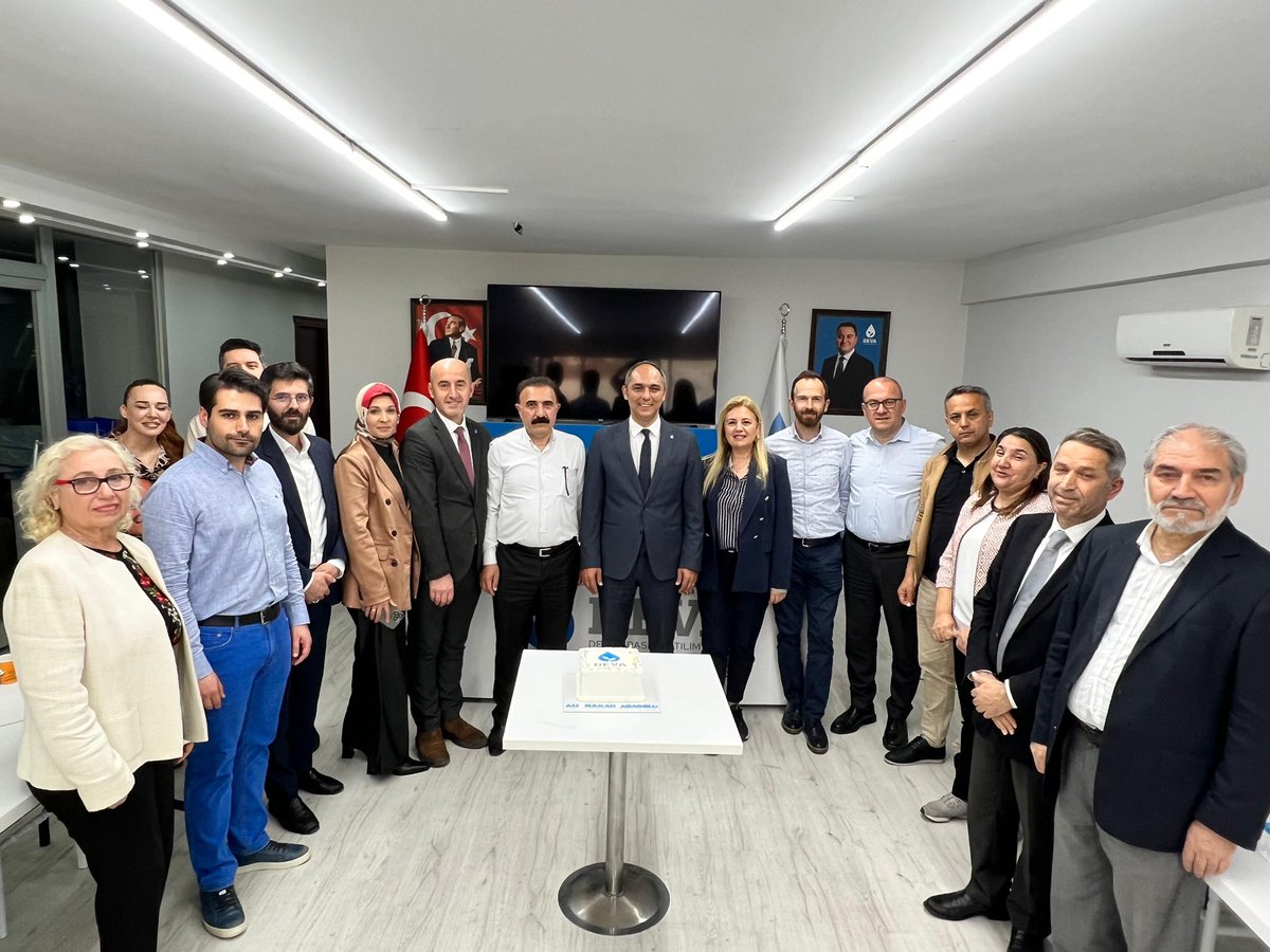 A_HakanAgaoglu's tweet photo. Haftalık olağan yönetim kurulu toplantımızı gerçekleştirdik.
Toplantı sırasında süpriz yapıp doğum günümü kutlayan tüm mücadele arkadaşlarıma ayrı ayrı teşekkür ederim.
#DEVAailesi
#MotivasyonumuzTam #farkımızçalışkanlığımız
#Vanspor #SelamVer #Lahore
#HTYvFB https://t.co/H29bCa5Yje