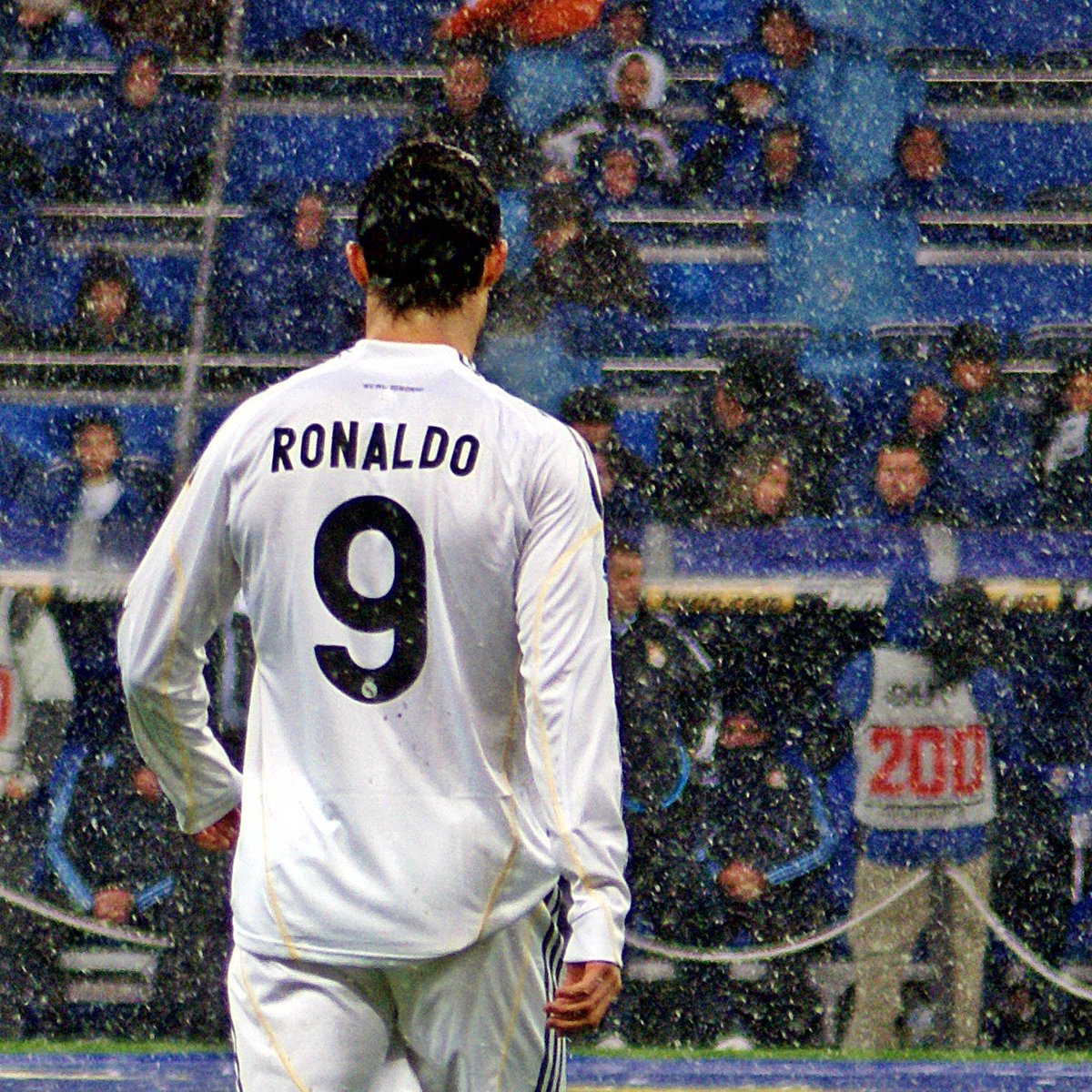 Cr7stianismo_'s tweet photo. LA NUEVA CAMISETA ES CON LÍNEAS AMARILLAS COMO EN 2009.

MODRIC SE VA PARA QUE MBAPPÉ TENGA EL 10 Y QUEDE LIBRE EL DORSAL 9.

¿Y SI TODO ERA UN PLAN PARA QUE VUELVA DURANTE EL MUNDIAL DE CLUBES?

YO ELIJO CREER. LA SEGUNDA VENIDA DE CRISTIANO RONALDO. https://t.co/QvW4WrVdR3