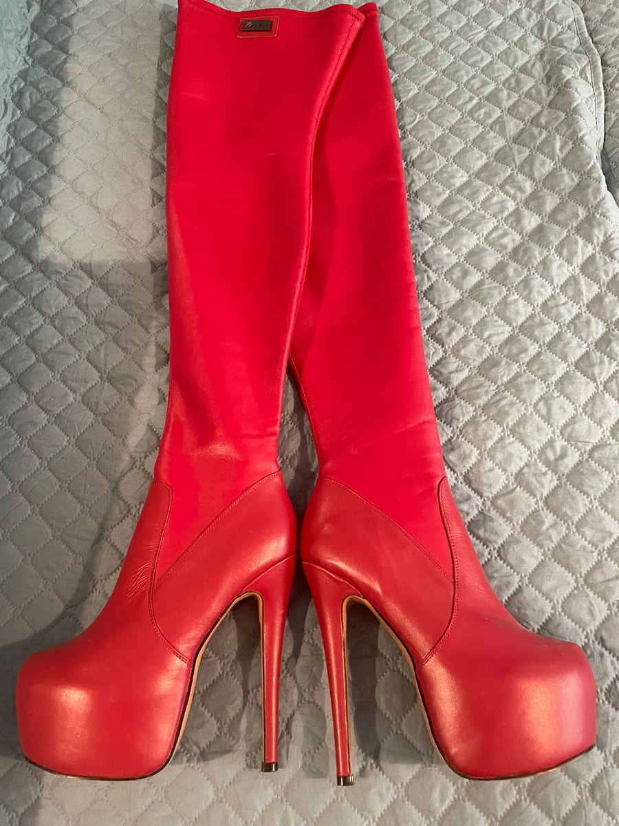 ⚠️ O F E R T O N ⚠️

Vendo botas 👢👢 marca Arollo, en color rojo y del número 38. Oportunidad única para Reinas, Mistress, fetichistas y sumisos que quieran tener un buen detalle con su Ama.

Consulta precio y más detalles por MD