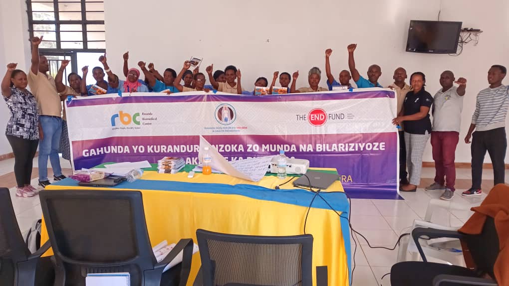 Umurenge wa Ntarama - Akarere ka Bugesera (@ntaramabugesera) on Twitter photo Uyu munsi mu Murenge wa Ntarama, <a href="/RBCRwanda/">Rwanda Biomedical Centre</a>
ku bufatanye na <a href="/RwandaNGOForum/">Rwanda NGOs Forum on HIV/AIDS and H.P</a>
bahuguye abajyanama bāubuzima 20 kuri gahunda yo kurandura inzoka zo munda na Bilariziyoze.
Insanganyamatsiko: āTwese hamwe tujyanemo mu kwimakaza isuku nāisukura nkāinkingi yāiterambere ryāubuzima.ā Uyu munsi mu Murenge wa Ntarama, <a href="/RBCRwanda/">Rwanda Biomedical Centre</a>
ku bufatanye na <a href="/RwandaNGOForum/">Rwanda NGOs Forum on HIV/AIDS and H.P</a>
bahuguye abajyanama bāubuzima 20 kuri gahunda yo kurandura inzoka zo munda na Bilariziyoze.
Insanganyamatsiko: āTwese hamwe tujyanemo mu kwimakaza isuku nāisukura nkāinkingi yāiterambere ryāubuzima.ā
