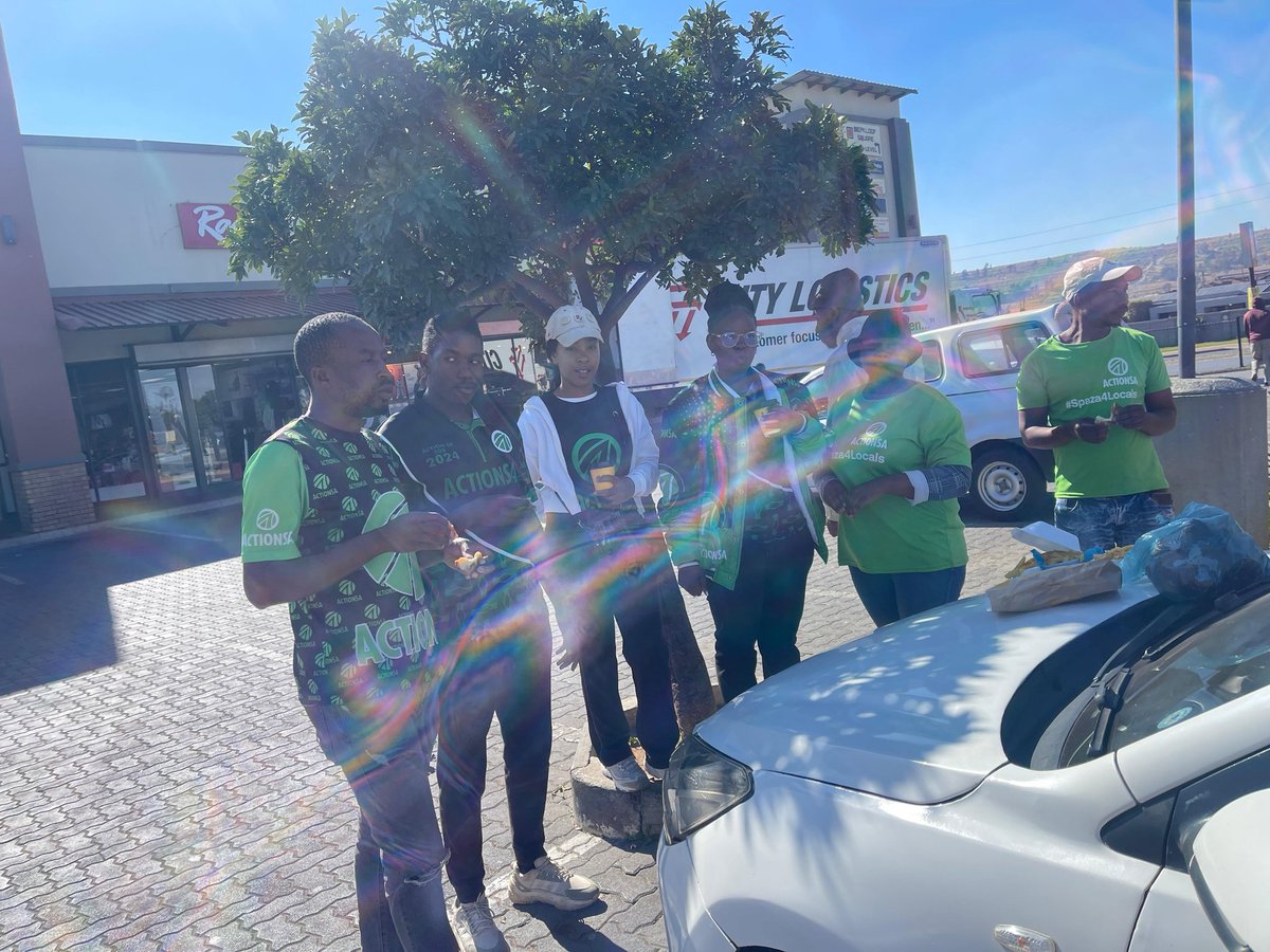 LBotsana85553's tweet photo. Provincial secretary,Regional secretary and Regional media officer led a Successful campaign in ward 27 in Soweto today.
One Resident at a time
#membership Drive
#voter education
#Letsfix Johannesburg
Ku late! https://t.co/m3Yyshke93