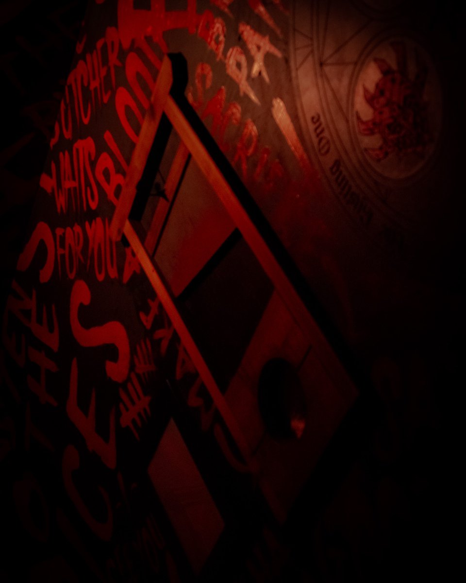Would you put your arm in this hole? 🔪 Of course not! You bring a friend along to play #SerialKillerCharade and get them to do it... Book your nightmare at: roomescapeottawa.com/skc

#Ottawa #EscapeRoom #Guillotine