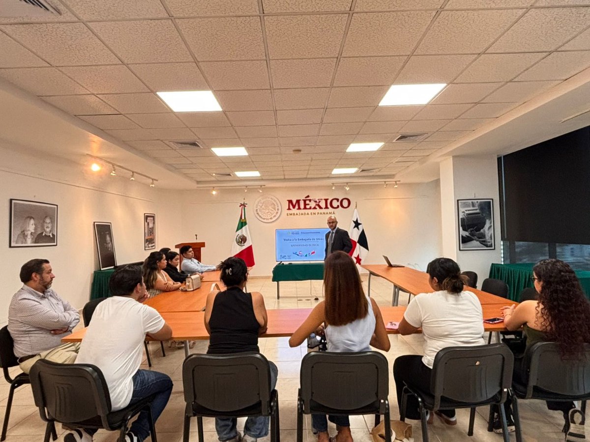 EmbaMexPan's tweet photo. Recibimos a estudiantes da la Escuela de Ciencias Sociales y Humanidades de la Universidad Olmeca de Villahermosa, Tabasco @UOlmeca, con quienes conversamos sobre las labores diplomáticas que realiza la Embajada y las relaciones bilaterales entre 🇲🇽 y 🇵🇦

¡Gracias por su agradable visita y les deseamos lo mejor en sus carreras profesionales!