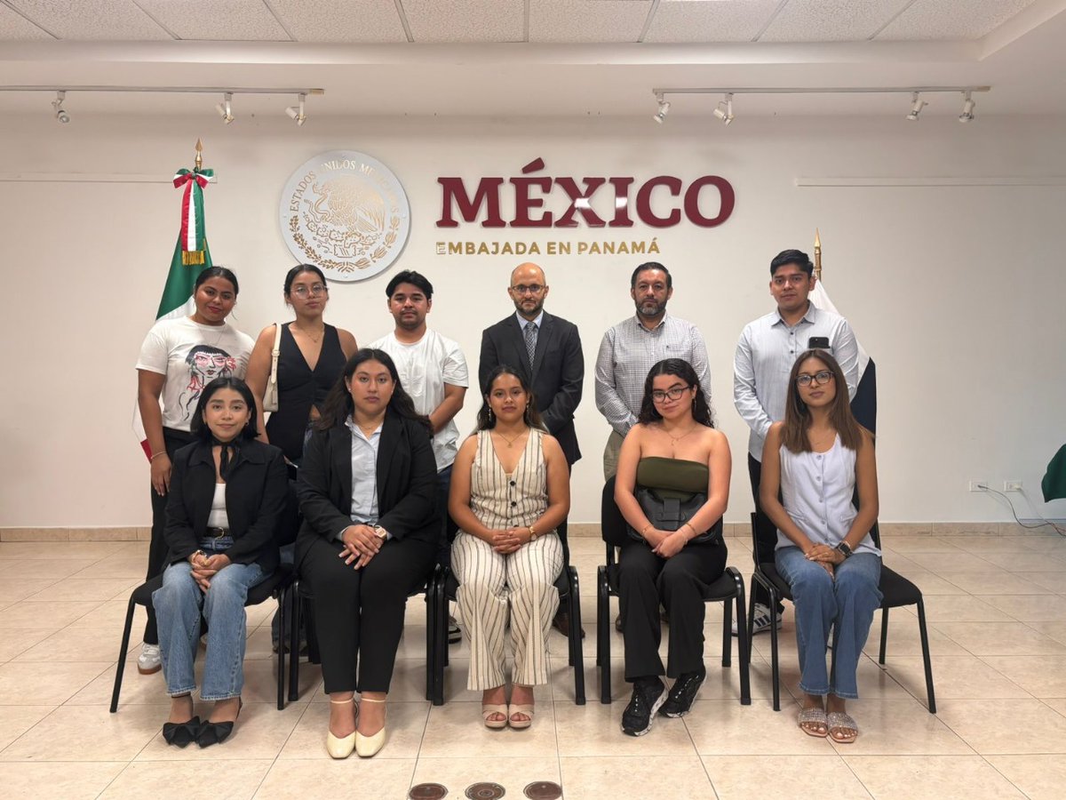 EmbaMexPan's tweet photo. Recibimos a estudiantes da la Escuela de Ciencias Sociales y Humanidades de la Universidad Olmeca de Villahermosa, Tabasco @UOlmeca, con quienes conversamos sobre las labores diplomáticas que realiza la Embajada y las relaciones bilaterales entre 🇲🇽 y 🇵🇦

¡Gracias por su agradable visita y les deseamos lo mejor en sus carreras profesionales!