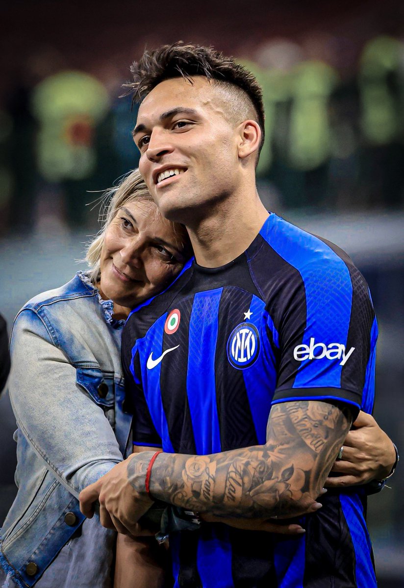 "Mi abuela no la está pasando muy bien, hablar con ella me alegra mucho. Mi madre no va a poder venir a la final, para quedarse con ella. 

El sábado quiero dedicárselo".

- Lautaro Martínez. 🥹