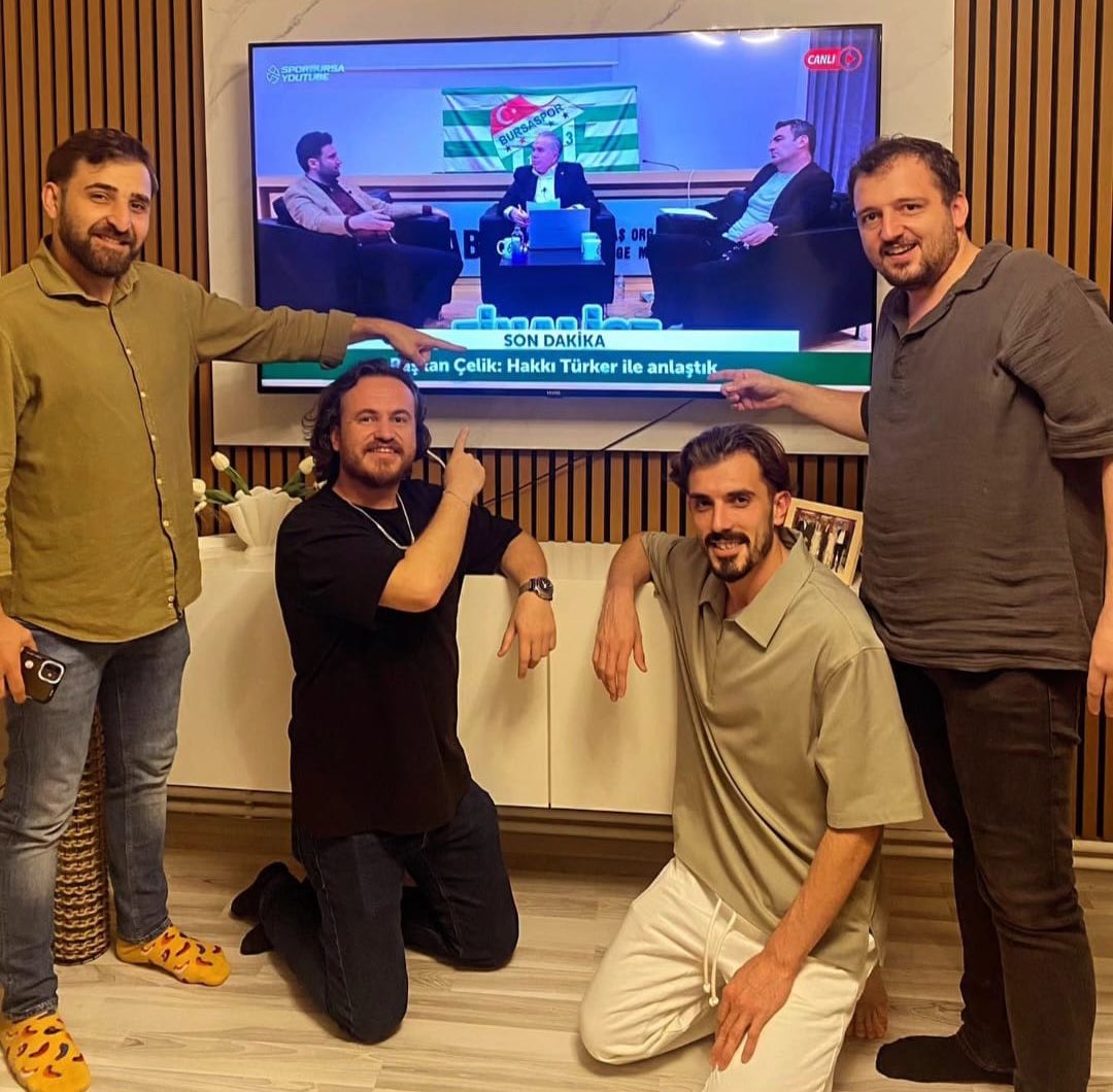 #Bursaspor Başkanı Enes Çelik #Finalist programında Hakkı Türker’in transferini ilk kez canlı yayında açıkladı.
Menemen’den gelen başarılı 8 numara, kendi #transfer haberini #SporBursa’dan böyle takip etti.✍️🐊📺 #HakkıTürker