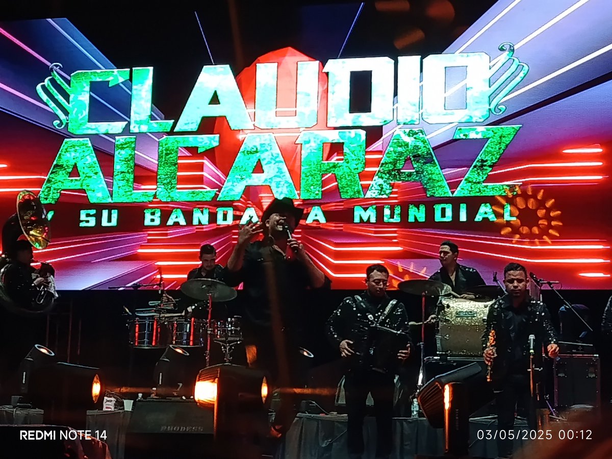 mmnan91's tweet photo. Feliz cumpleaños!!! @ClaudioAlcaraz  que Diosito te bendiga siempre y que sigas teniendo mucho éxito te mandamos un fuerte abrazo y gracias por todo, esperamos te haya gustado el pequeño detalle que te mandamos con mucho cariño #Andres https://t.co/01Lv2MqapM