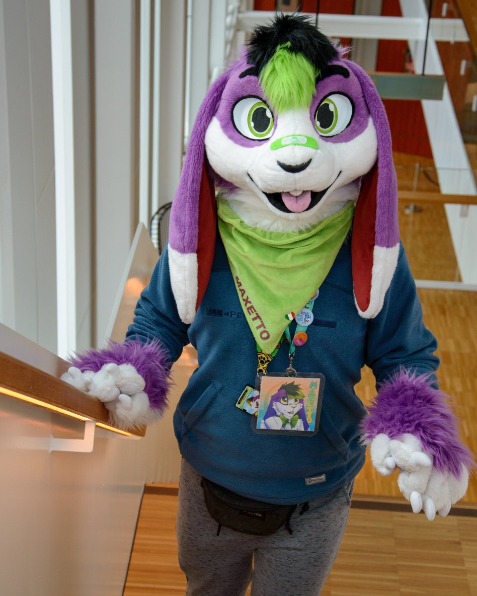 Buni walking the week stairs, one step per day.

📸 &amp; 🪡<a href="/LorfyTheFox/">🐾 Lorfy 🐾</a>